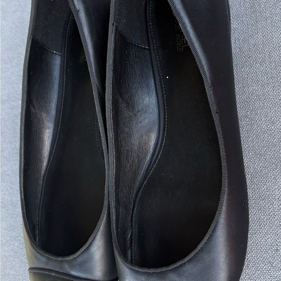 Michael Kors classic ballet flats in black with round cap toe with MK logo - Picture 4 of 10